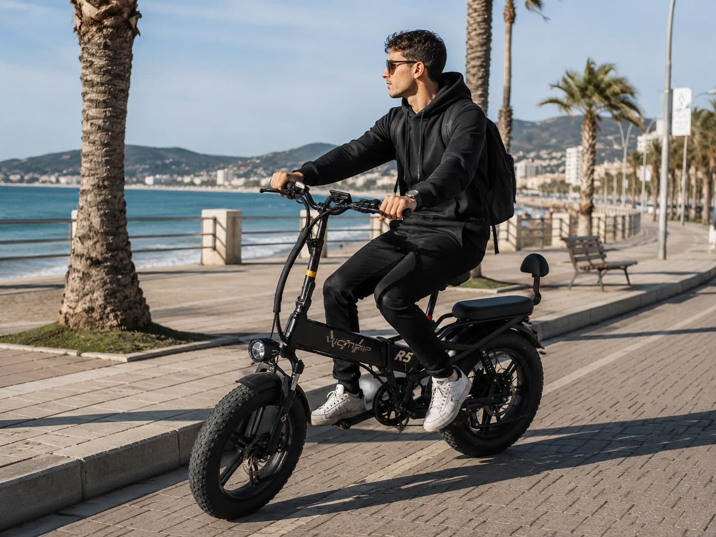 E-bike Victrip R5 sul lungomare di Pescara